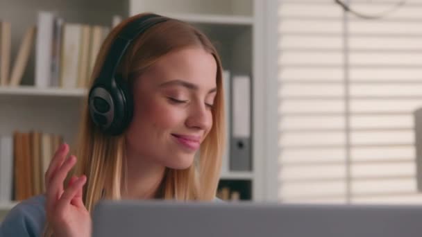 Kavkazská žena inspiroval usměvavý šťastný student dívka podnikání zaměstnavatel podnikateležena v domácí kanceláři knihovna s počítačem notebook nosit sluchátka poslech hudba vychutnat audio píseň relaxační - Záběry, video
