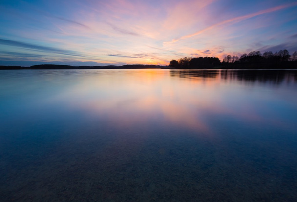 belo pôr do sol sobre lago calmo - Foto, Imagem