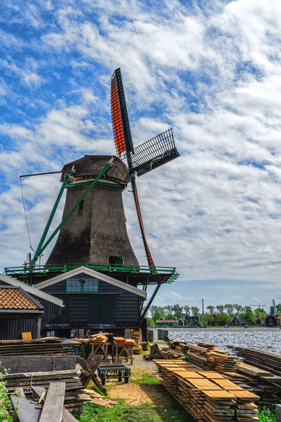 Veduta della sega eolica in legno situata presso lo Zaanse Schans, Paesi Bassi - Foto, immagini