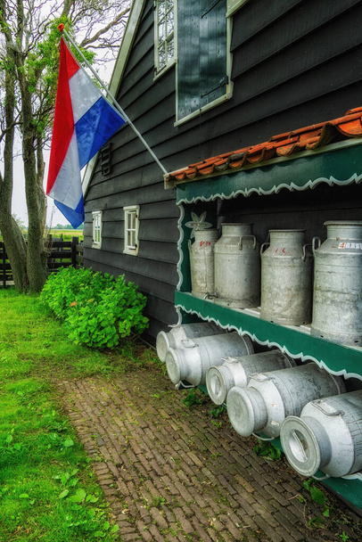 Latas de leite em Zaandam, a aldeia dos moinhos de vento. Países Baixos - Foto, Imagem