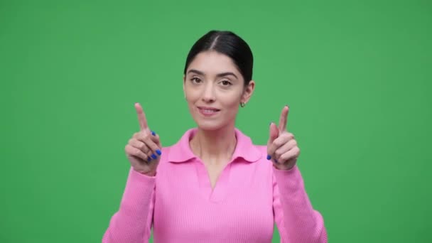 Kaukasische jonge vrouwelijke blogger neemt afscheid van kijkers, nodigt hen uit om te houden en abonneren tijdens de opname video blog over groene achtergrond. - Video
