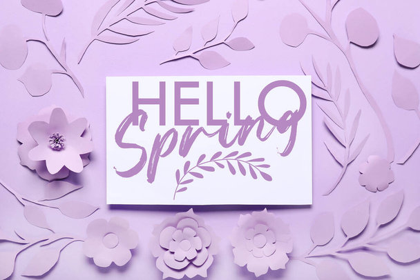 Карточка с текстом HELLO, SPRING, бумажные цветы и листья на сиреневом фоне - Фото, изображение