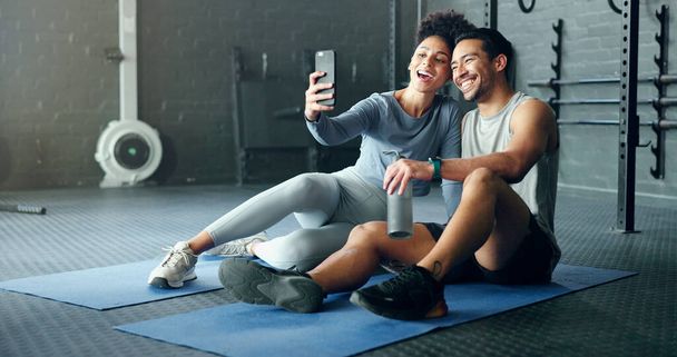 Selfie, fitness ve telefonda çift eğitimi, spor yaparken mutlu olmak ve spor salonunda egzersiz yaparken gülümsemek. Sağlık, fotoğraf ve kadın sporu seven ve sosyal medyada canlı yayında. - Fotoğraf, Görsel