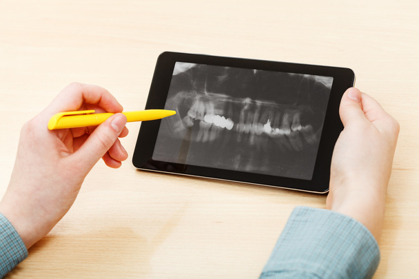 Student analysiert menschliche Kiefer auf Tablet-PC - Foto, Bild