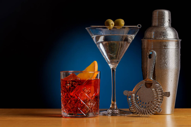 Podziw koktajlowy: Drinki pięknie ułożone na stoliku z shakerem koktajlowym - Zdjęcie, obraz