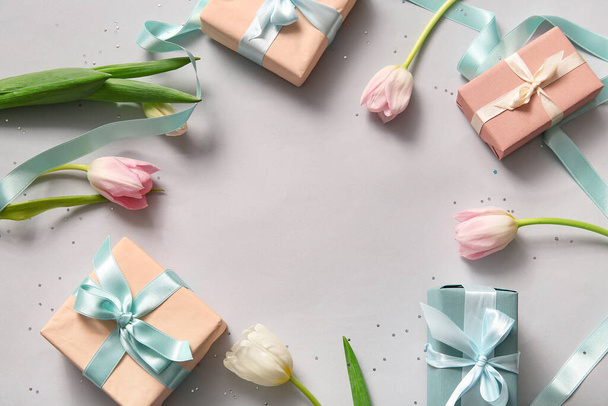 Telaio fatto di scatole regalo e fiori di tulipano per la festa della mamma su sfondo chiaro - Foto, immagini