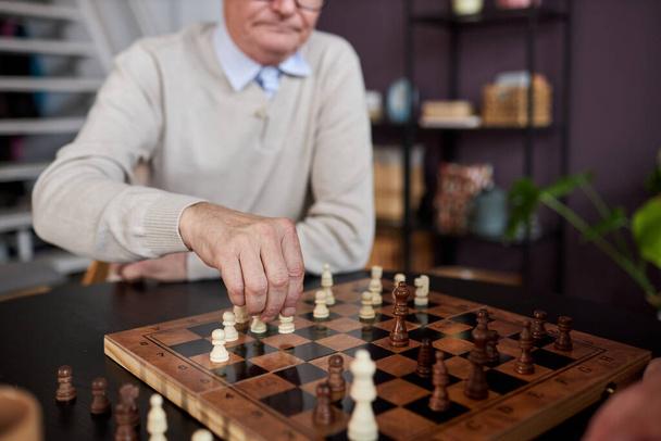 Lähikuva tunnistamaton vanhempi mies pelaa shakkia vanhainkodissa, kopioi tilaa - Valokuva, kuva