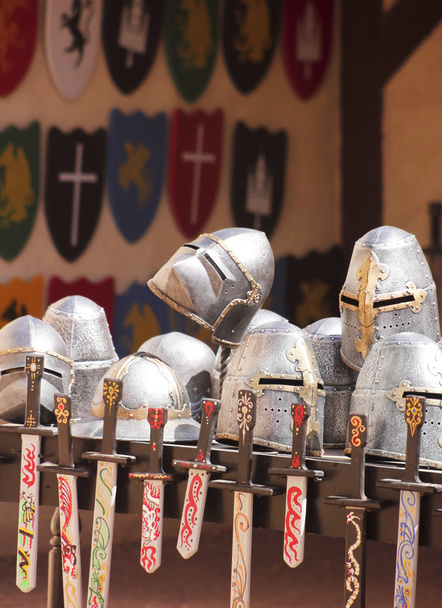 Un surtido de cascos, escudos y espadas
 - Foto, imagen