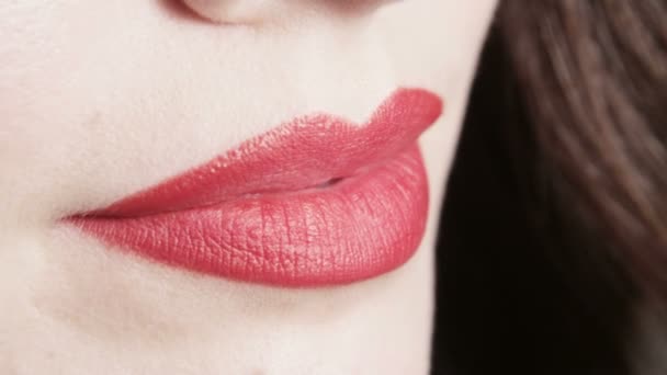 Μακροεντολή χείλη γυναίκας φιλιά Licking με το δάγκωμα της γλώσσας κόκκινο κραγιόν - Πλάνα, βίντεο