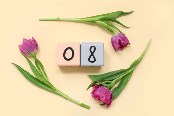 Kalendarz kostki z datą 08 i piękne fioletowe tulipany na żółtym tle. Międzynarodowy Dzień Kobiet - Zdjęcie, obraz