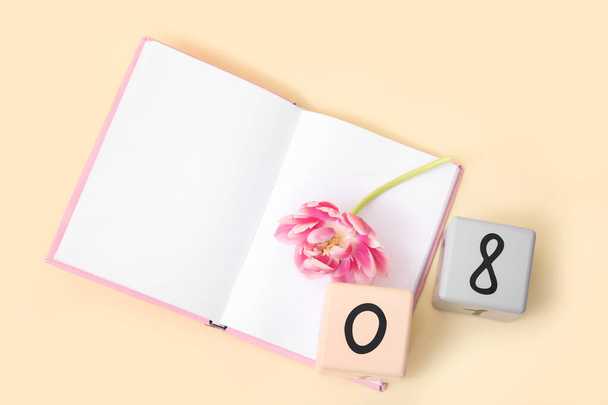 Kalendarz kostki z datą 08, piękny tulipan i notatnik na żółtym tle. Międzynarodowy Dzień Kobiet - Zdjęcie, obraz