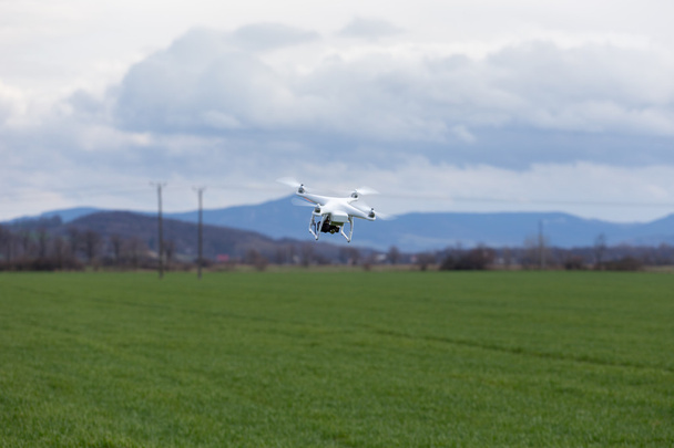 Kleine Drohne über dem Feld - Foto, Bild