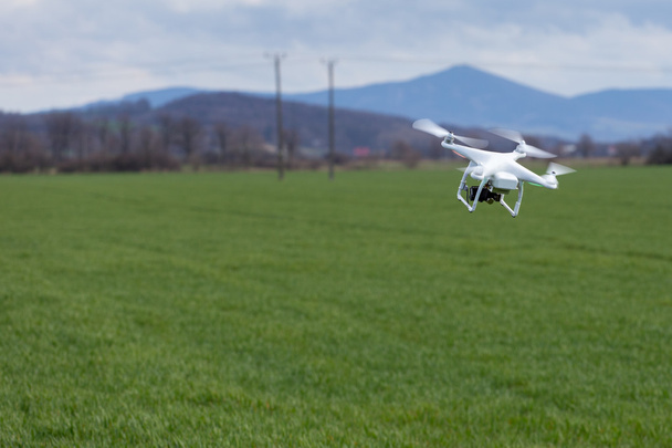 Pequeño dron sobre el campo
 - Foto, imagen
