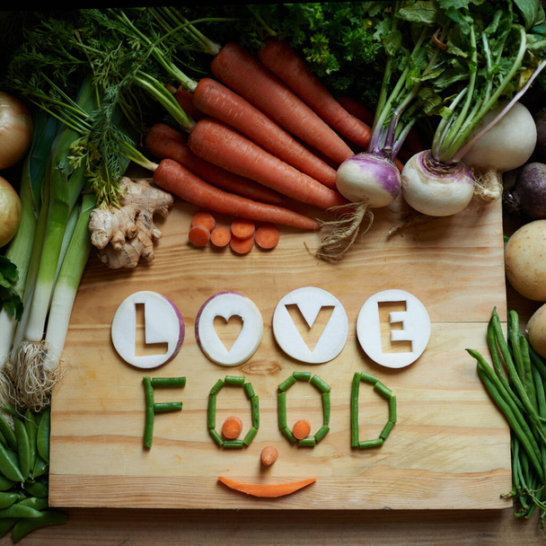 Schneiden, Verpflegung und Gemüse für gesunde Ernährung, Kochen und Zubereiten von Suppenzutaten auf dem Tisch oben. Kulinarische, biologische und grüne Lebensmittel für vegetarische Liebe, Gesundheit und Wohlbefinden. - Foto, Bild