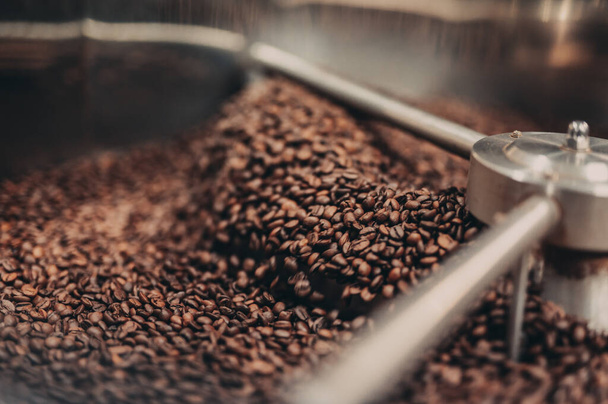 kávéőrlő kávébabbal töltve - Fotó, kép