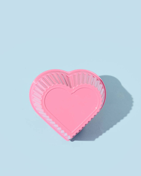 Molde de bolo na forma de um coração, pastel rosa conceito de amor criativo mínimo. - Foto, Imagem