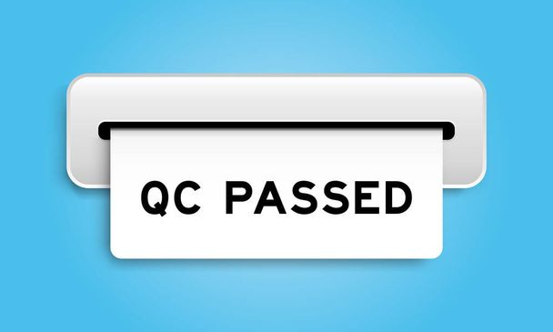 Weißes Coupon-Banner mit Wort QC (Qualitätskontrolle) Pass von Maschine auf blauem Hintergrund - Vektor, Bild