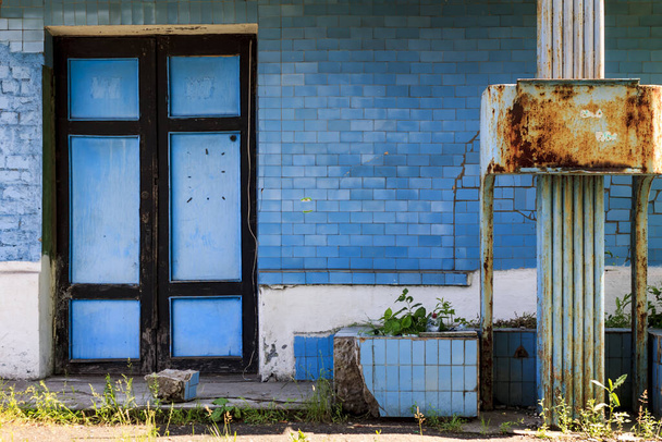 Стена, выложенная голубой черепицей у входа в здание времен СССР - Фото, изображение