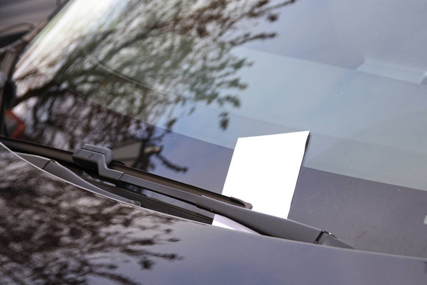 Автомобиль припаркован незаконно - незаконная парковка получила штрафное уведомление на лобовое стекло, штраф за парковку - Фото, изображение