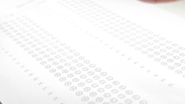Fermer le formulaire d'examen rempli par l'étudiant. Concept d'éducation - Séquence, vidéo
