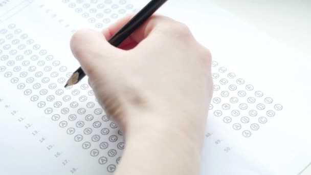 Nahaufnahme Schüler füllen Prüfungsformular aus. Bildungskonzept - Filmmaterial, Video