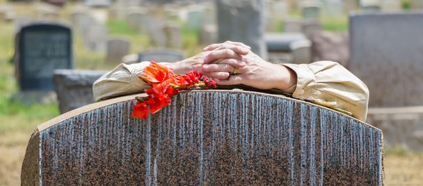 Figura solitária do luto da pessoa no cemitério
 - Foto, Imagem