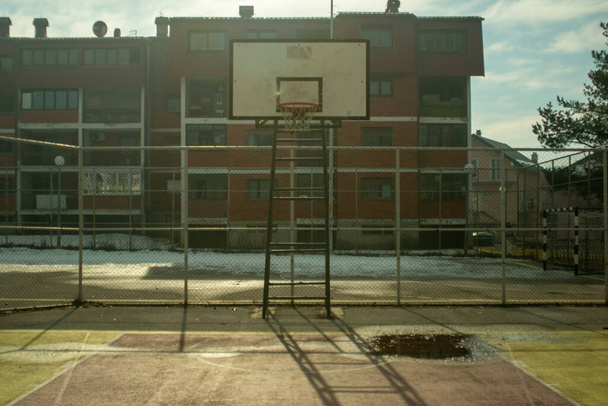 Hylätty koripallokenttä brutaalisessa tyylisessä quart - Valokuva, kuva