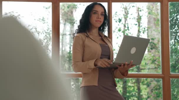 Egy afro-amerikai nő laptoppal dolgozik az interneten. Titkárnő vagy otthon dolgozó online tartalomírás. - Felvétel, videó