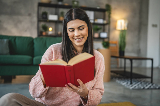 jovem mulher adulta uma mulher ler livro ou estudar em casa - Foto, Imagem