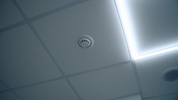 Közelkép a mennyezet riasztó rendszer és LED lámpa a modern orvosi laboratóriumban. Fényes világítás a kórházban, klinikán vagy az orvosi szobában. Sürgősségi osztály. Az egészségügyi ellátás fogalma. - Felvétel, videó