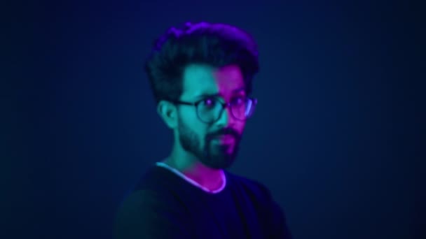 Portret emotionele Indiase Arabische man mannelijke programmeur guy coder ontwikkelaar knik hoofd zwaaien wijzend naar kant welkom uitnodiging gebaar uitnodiging infographic hologram achtergrond violette achtergrond - Video