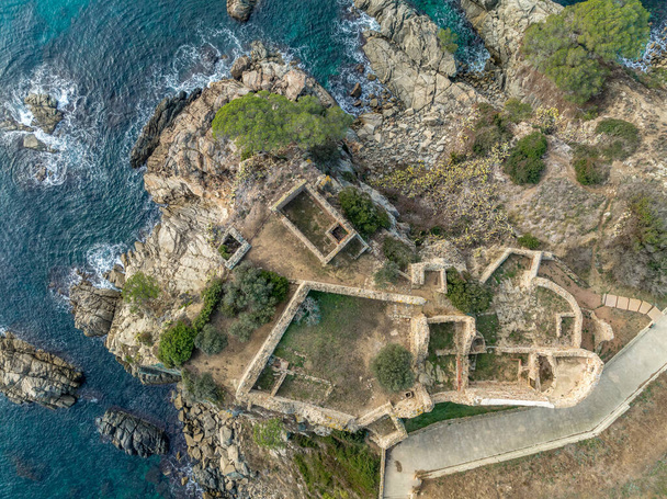 Castell de Sant Esteve de Mar es un castillo en ruinas encaramado en lo alto de un acantilado en la ciudad de Palams, en Baix Empord - Foto, Imagen