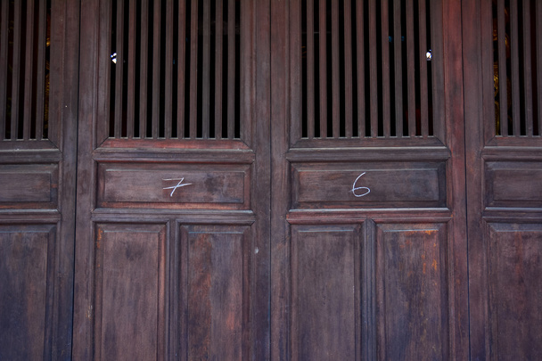 Antik bir binada Çin eski ahşap kapı - Fotoğraf, Görsel