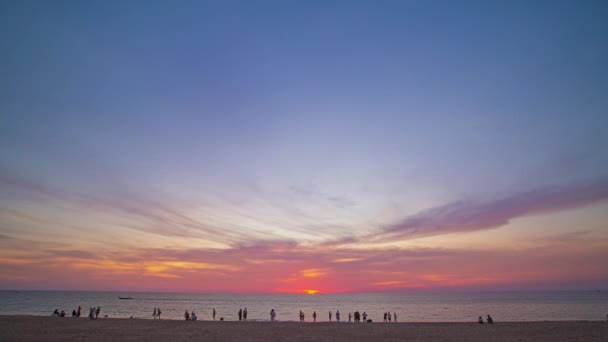 Проміжок часу барвистих хмар над пляжем Карон у Пхукеті на заході сонця - Кадри, відео