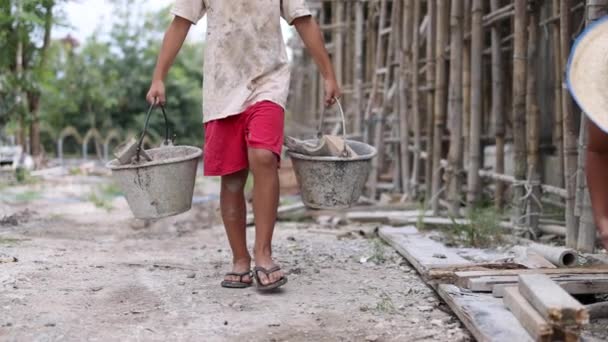 Das Konzept der Kinderarbeit, Arme Kinder werden gezwungen, auf dem Bau zu arbeiten, das Konzept der Gewalt gegen Kinder und des Menschenhandels, der Tag der Rechte, das Konzept des Welttages gegen Kinderarbeit - Filmmaterial, Video