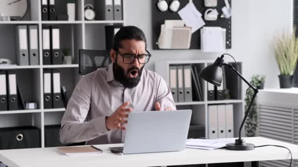 Trieste Indiase kantoormedewerker boos over mislukking, fout of verlies in het kantoor tijdens het werken met laptop. Verdrietige zakenman failliet, werkcrisis concept. - Video