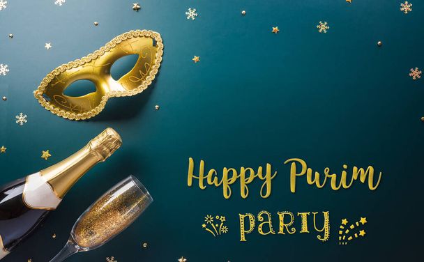 Happy Purim carnaval decoratie concept gemaakt van gouden masker ster en glitter op donkere achtergrond. (Gelukkige Poerim in het Hebreeuws, joodse feestdag vieren) - Foto, afbeelding