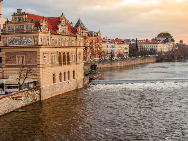 Vista de Praga sobre el río
 - Foto, Imagen