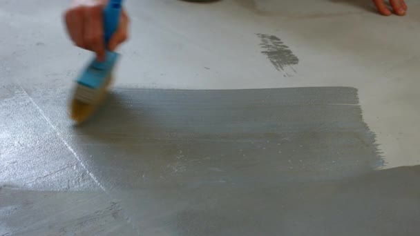Építész festő alapozó beton padló. Festés alatt álló padló előkészítése. - Felvétel, videó