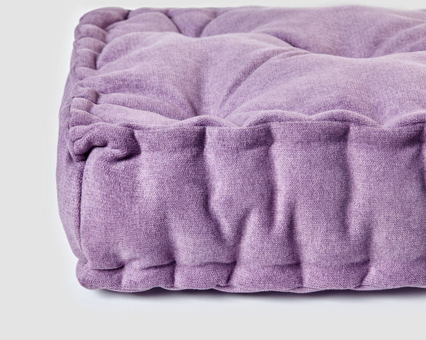 Dettagliato primo piano di peluche cuscino di lino viola, evidenziando la consistenza e il design confortevole dei tessuti per la casa - Foto, immagini