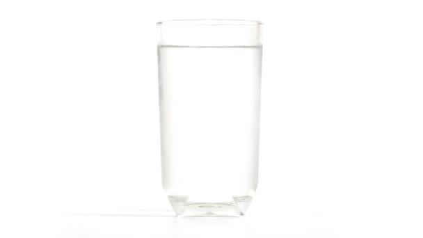 Vidrio lleno de agua fría. Dopaje de agua que fluye por fuera del vaso, Time lapse
 - Imágenes, Vídeo