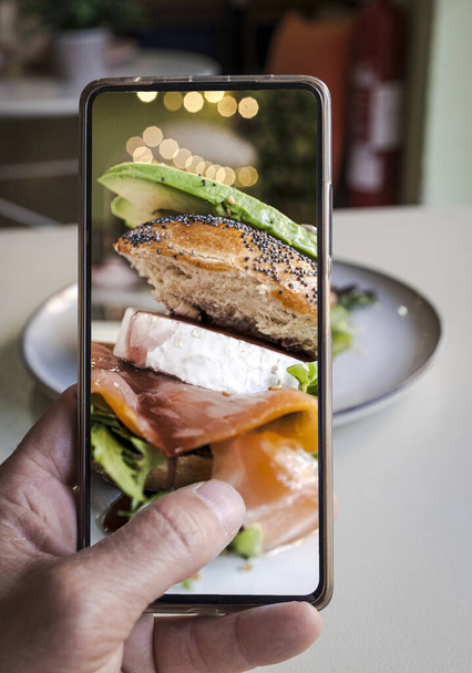  Smartphone żywności fotografii wegetariańskiej lunch lub brunch.  - Zdjęcie, obraz