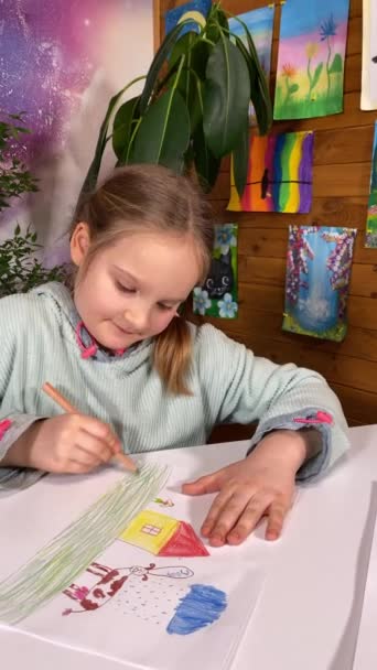 Gençlik sanatsal ifadeleri, çocukluk hobileri. Sevimli kızın dikey görüntüsü yaratıcılığını renkli kalemler kullanarak keşfediyor, çizimleri duvarlara asıyor ve kapalı alandaki bitkilerin resimlerini yapıyor. - Video, Çekim