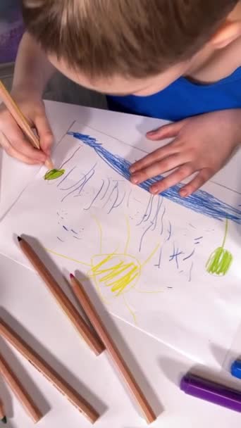 Młoda wyobraźnia artystyczna, hobby z dzieciństwa. Mały chłopiec i dziewczyna angażują się w twórczy rysunek z kolorowych ołówków, wspieranie kreatywności w pomieszczeniach wśród dostaw sztuki, zdjęcia i domowe rośliny - Materiał filmowy, wideo