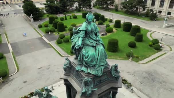 Aerial view of famous Naturhistorisches Museum Természettudományi Múzeum parkkal és szoborral Bécsben, Ausztriában. Mária Teréz császárné Emlékmúzeum Bécs, Ausztria. - Felvétel, videó