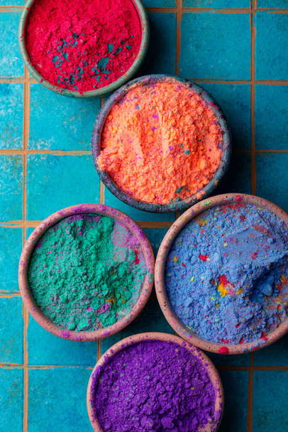 Colores Gulal en cuenco para celebrar el festival Indian Holi - Foto, imagen