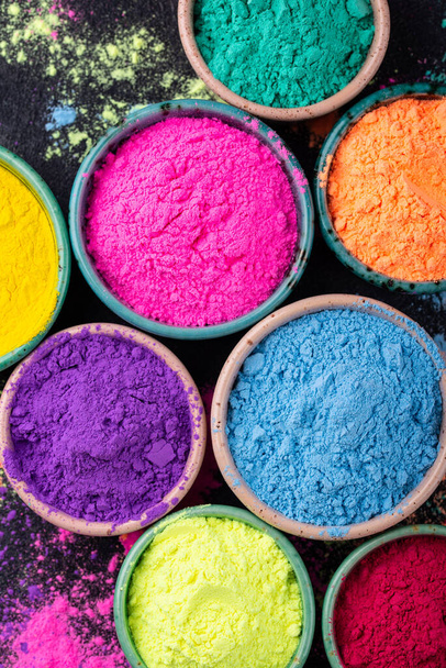 Colores Gulal en cuenco para celebrar el festival Indian Holi - Foto, imagen