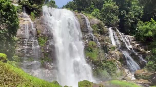Beautiful Landscape view of Big Wachirathan Waterfall in the rainy season at Doi Inthanon, Chiang Mai, Thailand. - Felvétel, videó