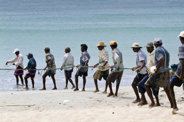 Pescadores tradicionais na praia de Uppuveli, Sri Lanka
 - Foto, Imagem