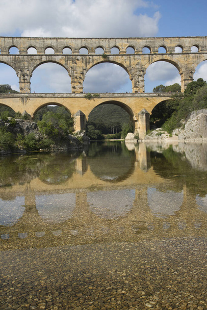 Ancient Roman Pont du Gard aqueduto e ponte de viaduto, a mais alta de todas as antigas pontes romanas, perto de Nimes, no sul da França. - Foto, Imagem